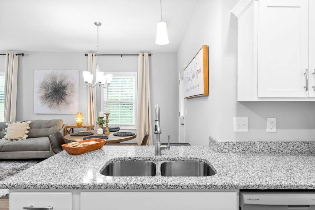 קלארקסוויל One-Of-A-Kind Smart, Cookie Themed Home For Up To 6 מראה חיצוני תמונה